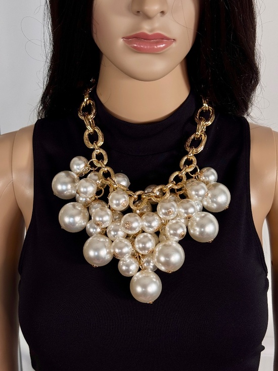 Jewelry - CLUSTERED CHUNKY PEARL WOMEN'S STATEMENT NECKLACE ON GOLD CHAIN LINKS